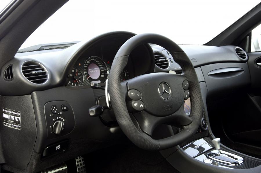 Интерьер Mercedes-Benz CLK63 AMG Black Series 2008 года  (фото 20 из 37)